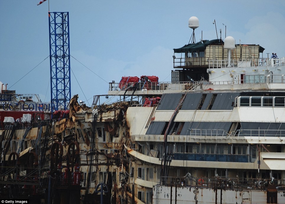 Ngày 13/1/2012, du thuyền lớn nhất thế giới Costa Concordia đã bị chìm do đụng phải đá ngầm ở ven đảo Giglio, làm 32 người chết và hàng trăm người khác bị thương. Hơn hai năm rưỡi kể từ khi nó bị mắc cạn, vào ngày 15/7, các đội cứu hộ bắt đầu tiến hành vớt du thuyền Concordia này lên.